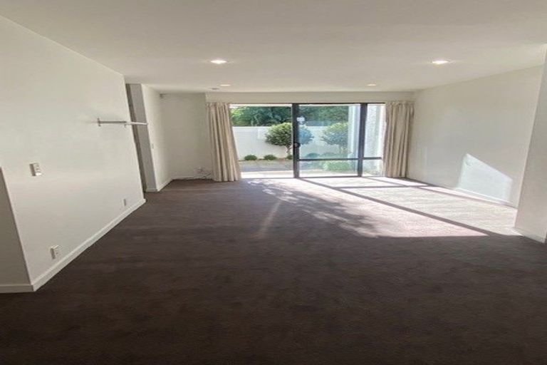 Photo of property in 8 Oakford Close, Riccarton, Christchurch, 8011