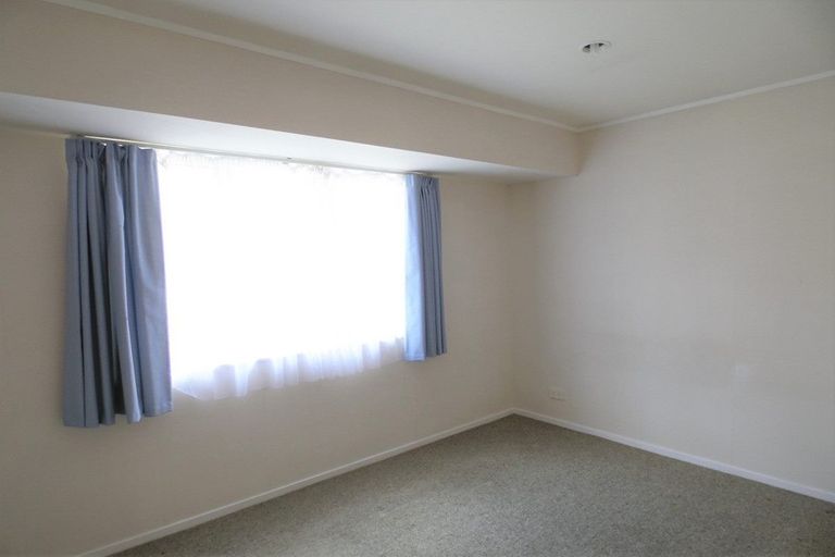 Photo of property in 72 Kingdale Road, Henderson, Auckland, 0610