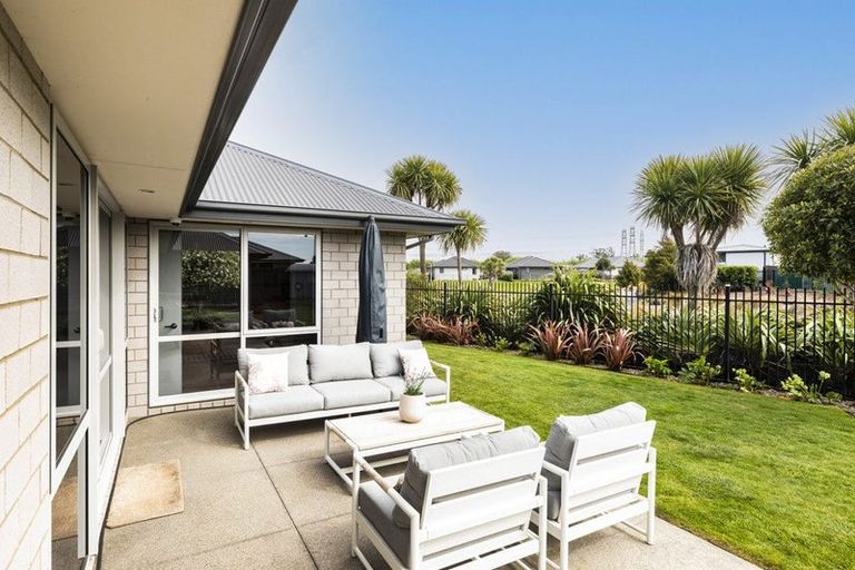 Photo of property in 71 Rannoch Drive, Broomfield, Christchurch, 8042