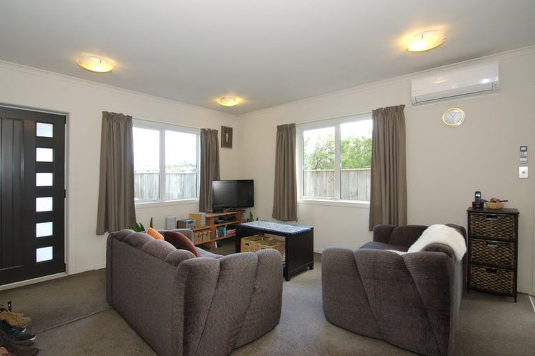 Photo of property in 15a Lyndfield Lane, Newlands, Wellington, 6037