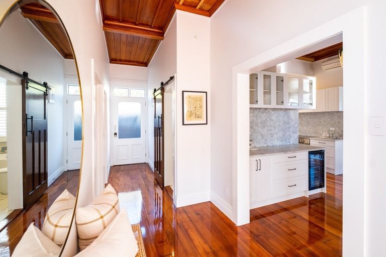 Photo of property in 15 Lawrence Road, Hospital Hill, Napier, 4110