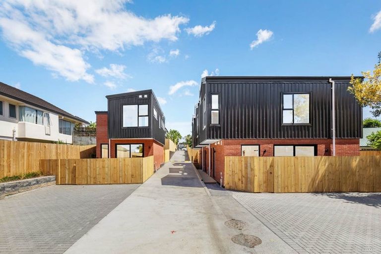 Photo of property in 2/24 Carnoustie Drive, Wattle Downs, Auckland, 2103