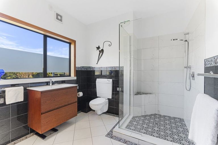 Photo of property in 10 Ridge Lane, New Plymouth, 4310