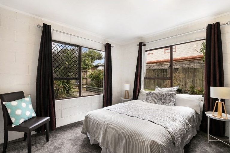 Photo of property in 8 Crompton Road, Massey, Auckland, 0614
