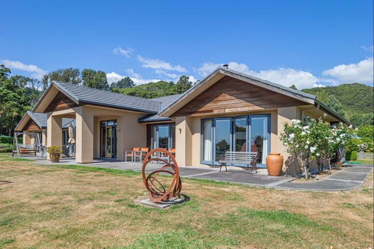 Photo of property in 40 Manakau Heights Drive, Manakau, Otaki, 5583
