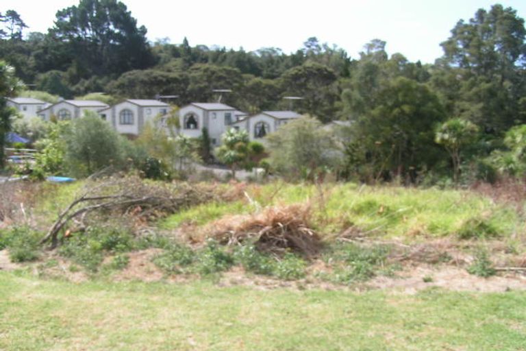 Photo of property in 16 La Roche Place, Northcote, Auckland, 0627