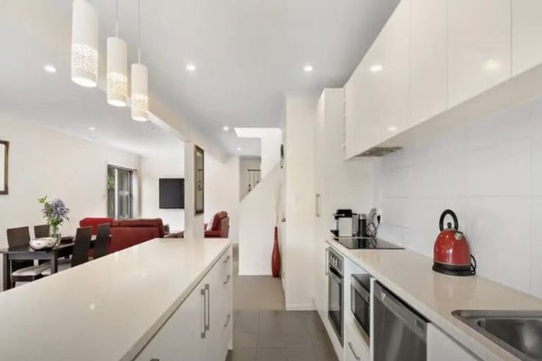 Photo of property in 38 Beach Road, Te Atatu Peninsula, Auckland, 0610