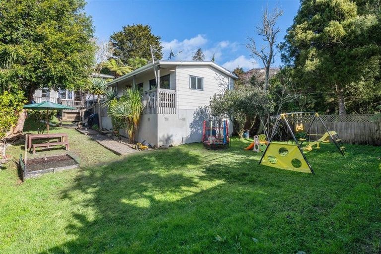 Photo of property in 16 De Val Drive, Titirangi, Auckland, 0604