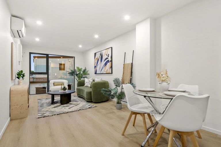 Photo of property in 1/1088 Beach Road, Torbay, Auckland, 0630
