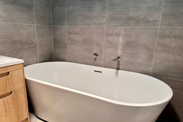 Photo of property in 3/147c Carlisle Road, Northcross, Auckland, 0632