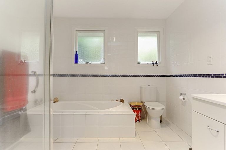 Photo of property in 14 Edgewood Way, Henderson, Auckland, 0612