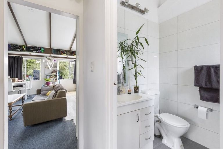 Photo of property in 50 Hogans Road, Glenfield, Auckland, 0629