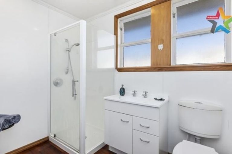 Photo of property in 5 Bird Grove, Stokes Valley, Lower Hutt, 5019