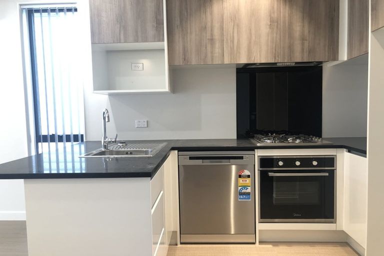 Photo of property in 5/21 Akoranga Drive, Northcote, Auckland, 0627