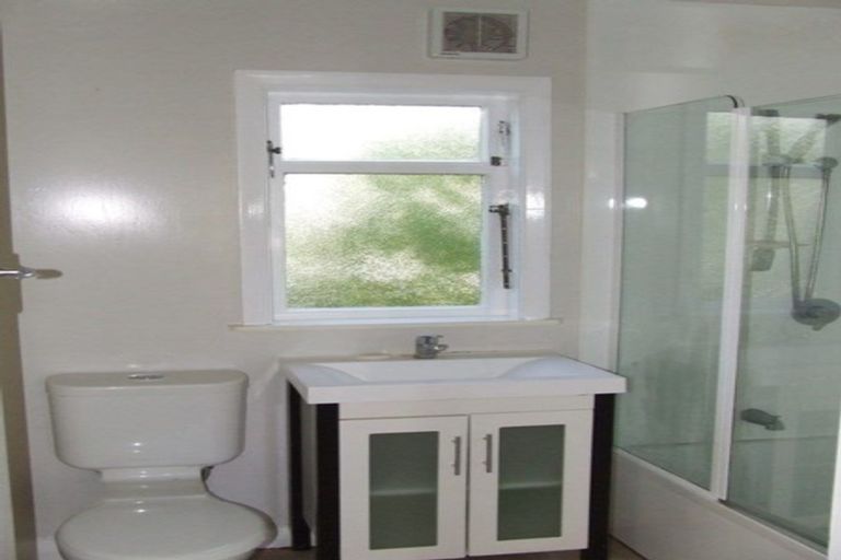 Photo of property in 18 Albemarle Road, Northland, Wellington, 6012