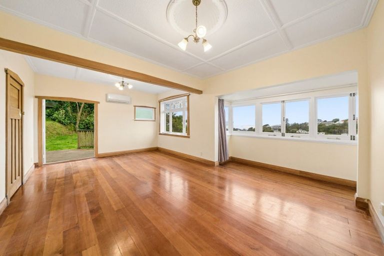 Photo of property in 8 Raroa Crescent, Northland, Wellington, 6012