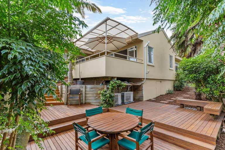 Photo of property in 11 Tyrico Close, Unsworth Heights, Auckland, 0632