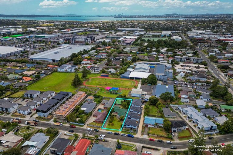 Photo of property in 11 Kingdale Road, Henderson, Auckland, 0610