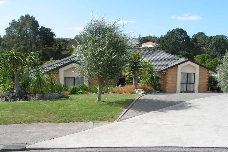 Photo of property in 23 La Roche Place, Northcote, Auckland, 0627
