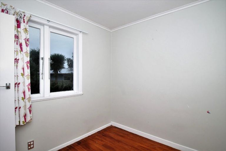 Photo of property in 1 Wattle Road, Sunnyvale, Auckland, 0612
