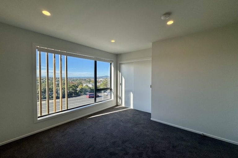 Photo of property in 4/506 Glenfield Road, Bayview, Auckland, 0629