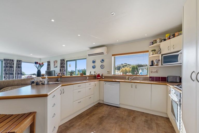 Photo of property in 49a Kakariki Grove, Waikanae, 5036