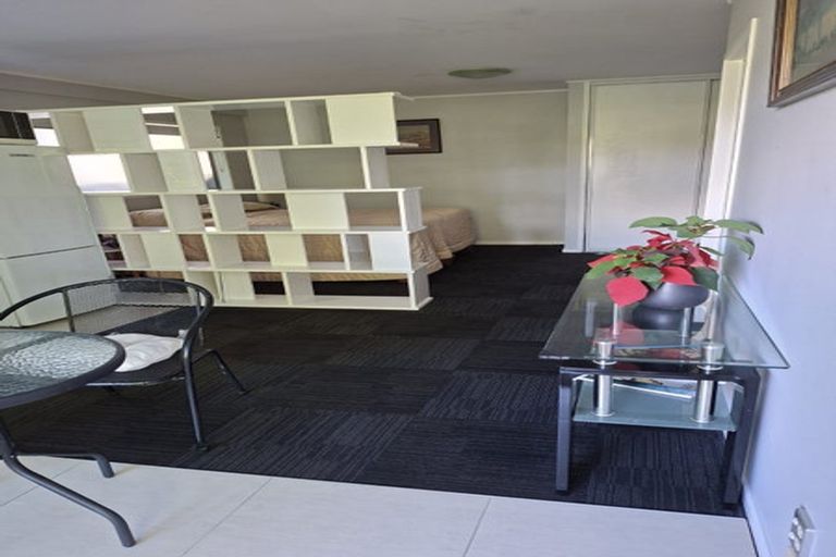 Photo of property in 2/31 Hyde Road, Rothesay Bay, Auckland, 0630