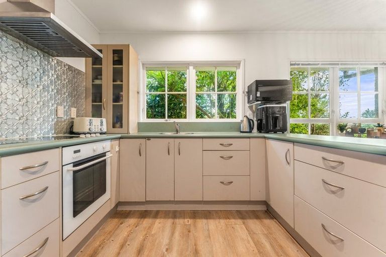Photo of property in 2/220 East Coast Road, Forrest Hill, Auckland, 0620