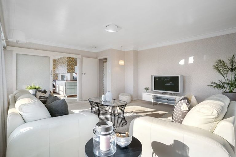 Photo of property in 27 The Crest, Sunnyhills, Auckland, 2010