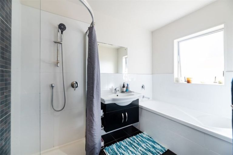 Photo of property in 8 Riverglade Parkway, Te Atatu South, Auckland, 0610