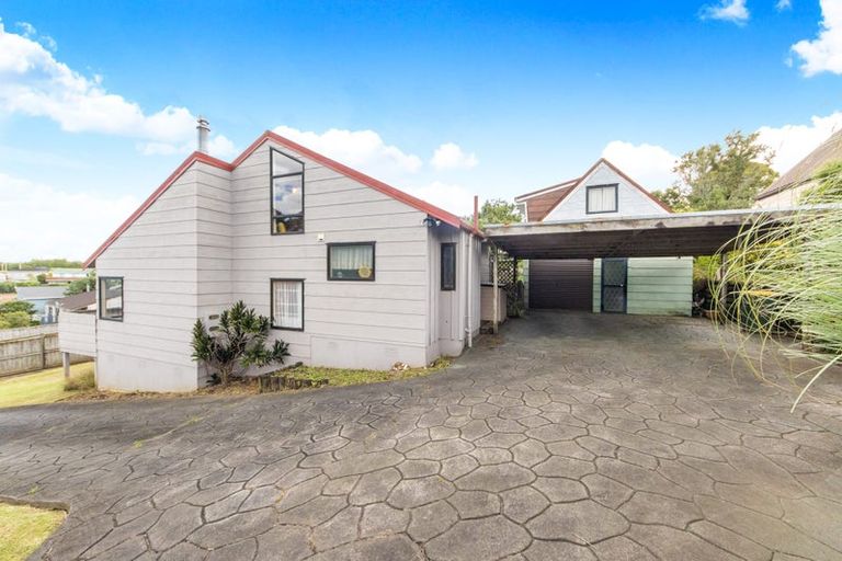 Photo of property in 16 Woodhouse Place, West Harbour, Auckland, 0618