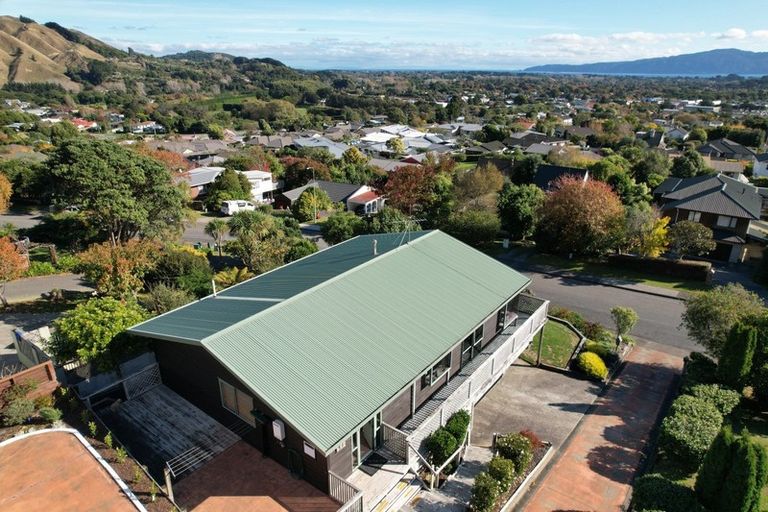 Photo of property in 49a Kakariki Grove, Waikanae, 5036