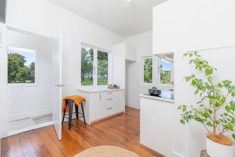 Photo of property in 3 Queen Mary Avenue, New Lynn, Auckland, 0600