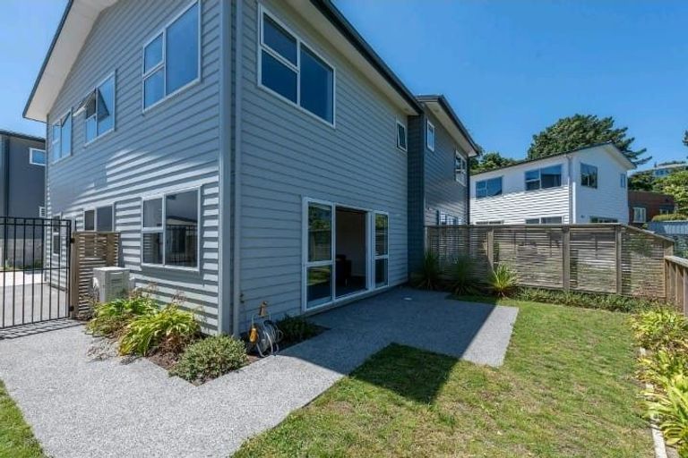 Photo of property in 20u2 Glanmire Road, Newlands, Wellington, 6037