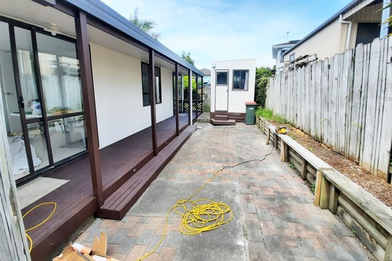 Photo of property in 5 Luxor Place, Massey, Auckland, 0614