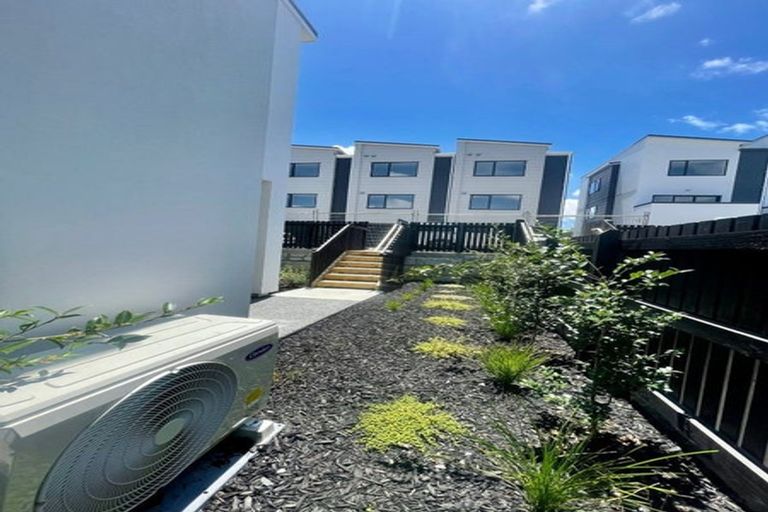 Photo of property in 2 Mikoikoi Crescent, Mangere Bridge, Auckland, 2022