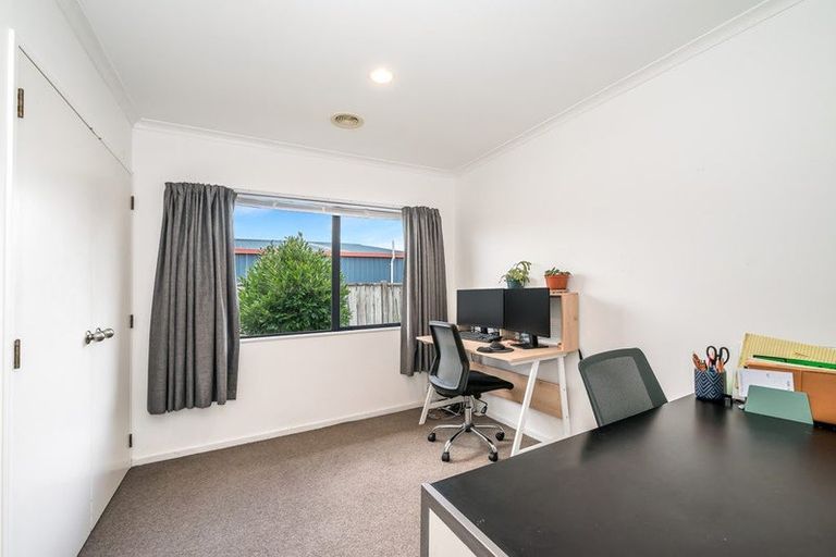 Photo of property in 18 Robert Grove, Paraparaumu, 5032