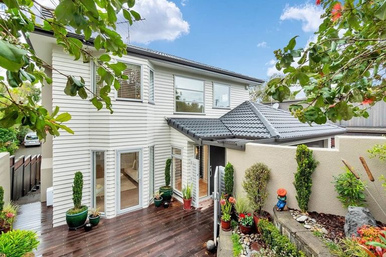 Photo of property in 25 View Road, Campbells Bay, Auckland, 0630