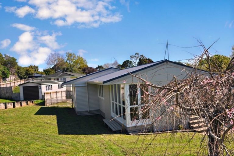 Photo of property in 1 Tawa Place, Waiuku, 2123