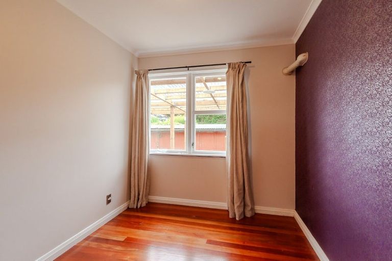 Photo of property in 19 Pinkerton Grove, Newlands, Wellington, 6037