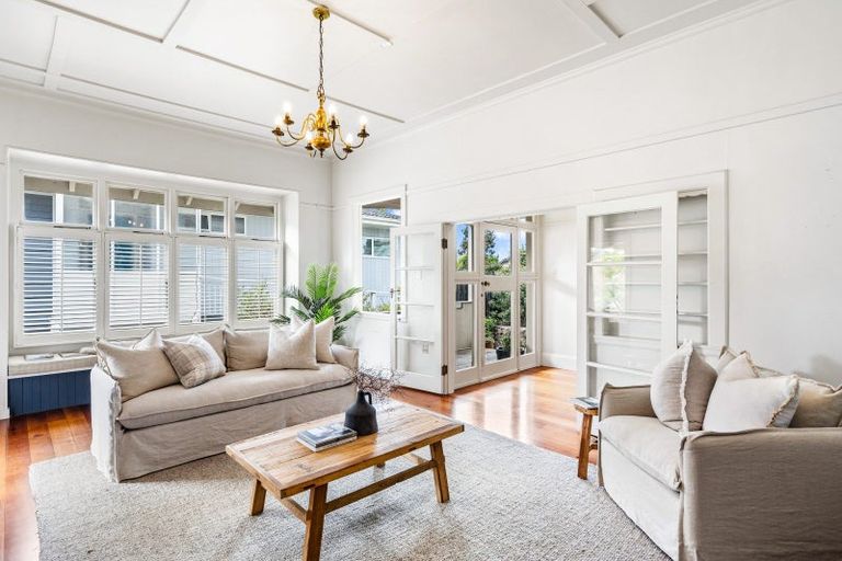 Photo of property in 45 Napier Terrace, Hospital Hill, Napier, 4110