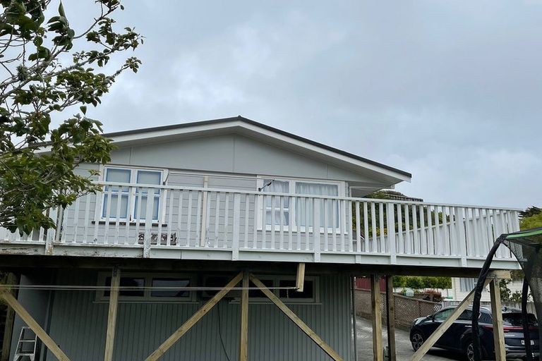 Photo of property in 4 Sloane Terrace, Newlands, Wellington, 6037