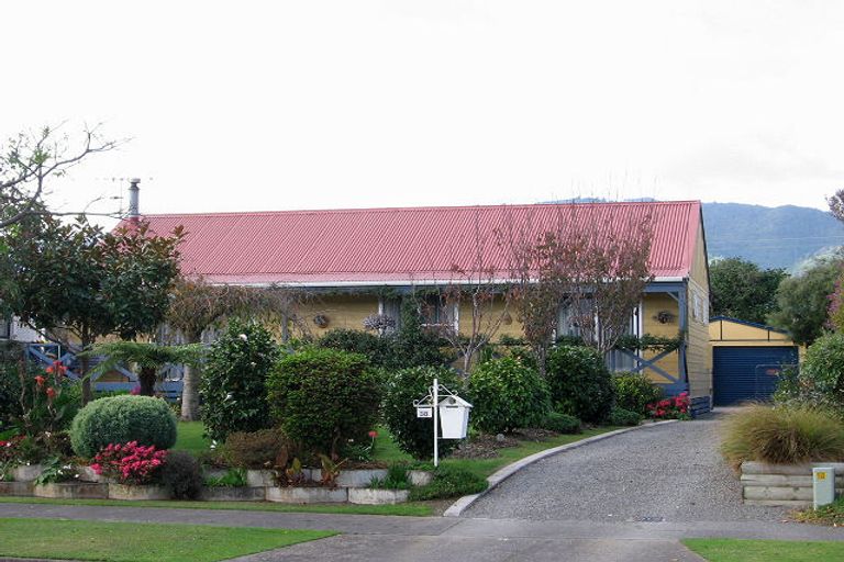 Photo of property in 38 Nimmo Avenue West, Waikanae, 5036