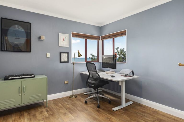 Photo of property in 61 Breaker Bay Road, Breaker Bay, Wellington, 6022