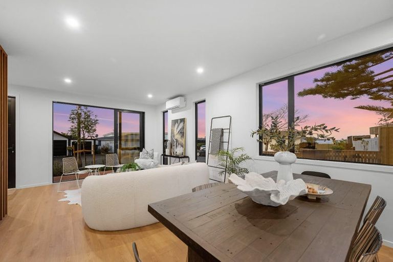 Photo of property in 27b Dawnhaven Drive, Te Atatu Peninsula, Auckland, 0610