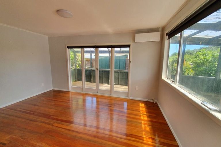 Photo of property in 6 Ozich Avenue, Te Atatu South, Auckland, 0610