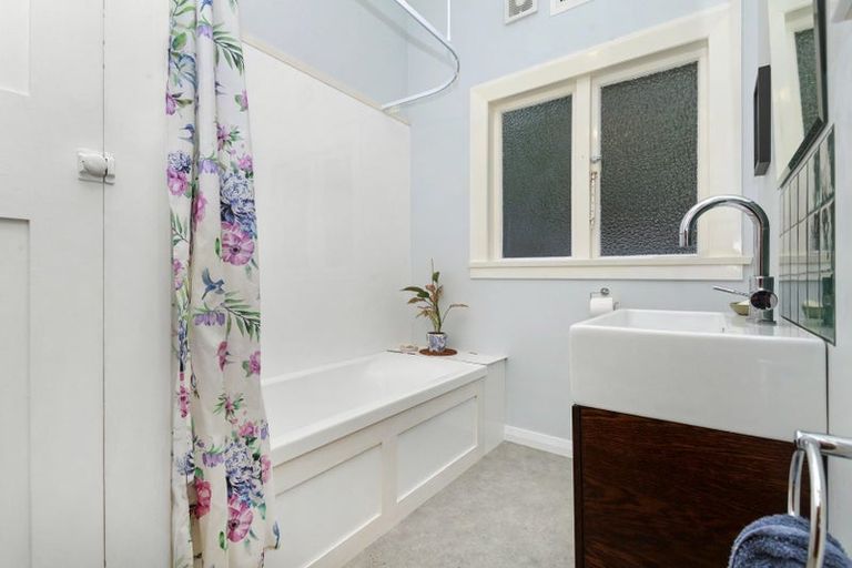 Photo of property in 29 Wadestown Road, Wadestown, Wellington, 6012