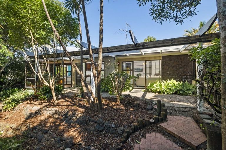 Photo of property in 10 Portsea Place, Chatswood, Auckland, 0626