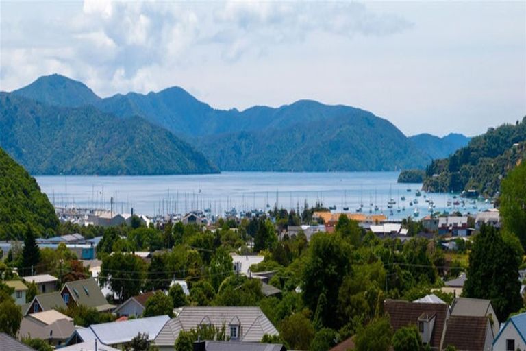 Photo of property in 8 Ranui Street, Waikawa, Picton, 7220