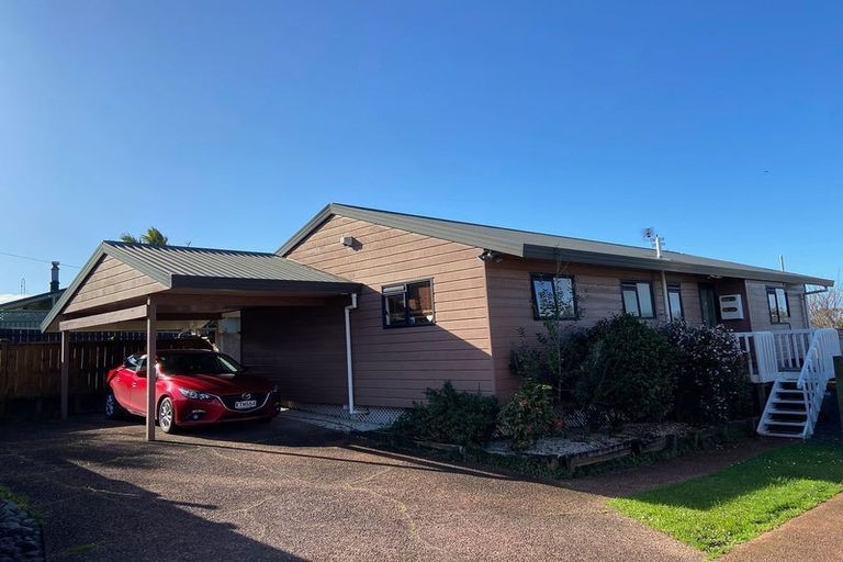 Photo of property in 1/2 Lysander Crescent, Beach Haven, Auckland, 0626